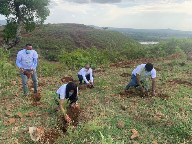 አትዮ ቴሌኮም ዋና ሥራ አስፈፃሚ ወ/ሪት ፍሬህይወት ታምሩ ከኢኖቬሽን እና ቴክኖሎጂ ሚኒስትር ዶ/ር አብርሃም በላይ፣ ከኢትዮ ቴሌኮም የባህርዳር ፅ/ቤት ማኔጅመንት እና ሠራተኞች ጋር በባህር ዳር ከተማ በተለምዶ ዓባይ ማዶ ተብሎ በሚጠራው ስፍራ አገር አቀፉን የአረንጓዴ አሻራ የችግኝ ተከላ መርሃ ግብር አስጀመሩ፡፡